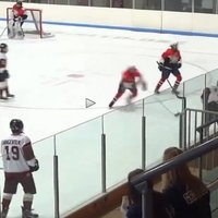 Video: Pamācošs piemērs, kā hokejā nevajag uzbrukt pretiniekam
