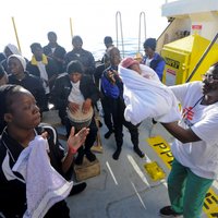 Италия и Мальта отказались принимать судно с 629 мигрантами, а Испания согласилась