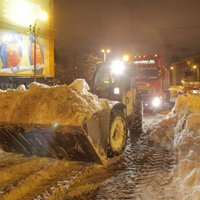 Naktī Rīgā izvedīs sniegu; autovadītājiem daudzviet aizliegts apstāties