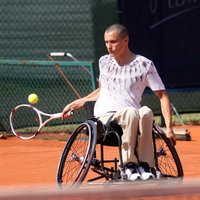 Foto: Ratiņkrēsla tenisistu paraugspēle Jūrmalas kortos