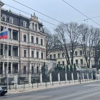Krievijas vēstniecības Latvijā diplomātu pasludina par nevēlamu personu; viņam būs jāpamet valsts