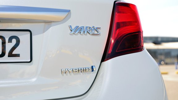 2014_YARIS_HYBRID_HIGH_35