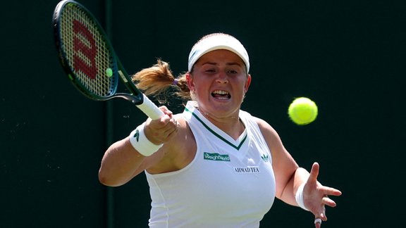 Ostapenko Vimbldonas dubultspēles turpina ar vēl vienu uzvaru