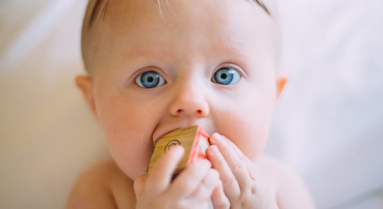 Acu sarkanā refleksa tests jaundzimušajiem var palīdzēt agrīni atklāt divas retas slimības