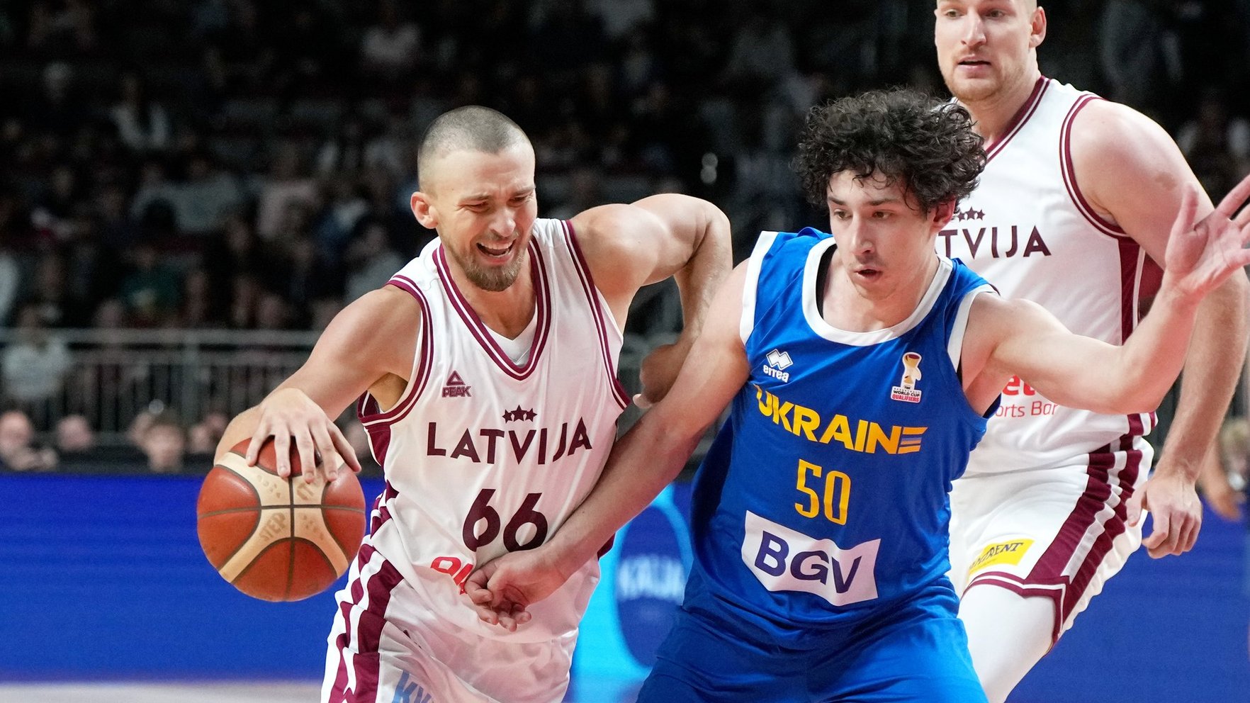 Latvijas basketbolistiem Rīgā spēkošanās punkts punktā un neveiksme pret Ukrainu