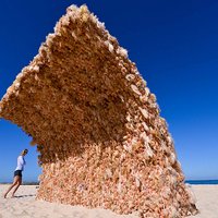 Foto: No 3000 Bārbijām uzbūvēta milzu skulptūra - vilnis