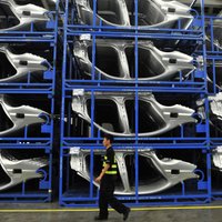 'Volkswagen' Ukrainas krīzes dēļ uz desmit dienām aptur ražošanu Krievijā