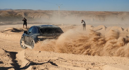 Drifts tuksnesī ar elektrisku apvidnieku – pirmie iespaidi par "Porsche Macan"