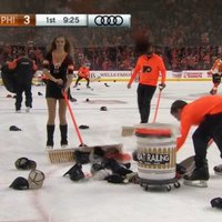 Video: NHL spēlē līdzjutēji sumina hokejistu par nesasniegtu 'hat trick'