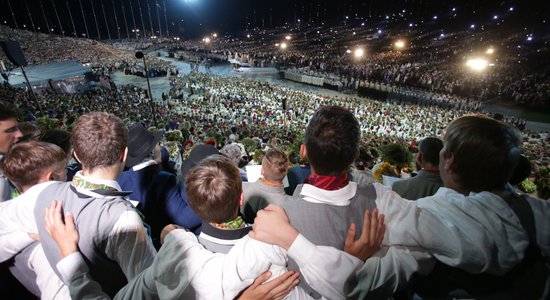 Pienākums vai 'spļāviens tautas sejā' – deputāti spriež par Dziesmu svētku biļetēm