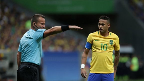 Brazil Neymar, romanian referee Ovidiu Hategan 