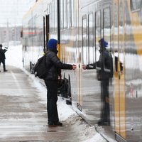 'ViVi' ķibeļu gadījumā pasažieriem neatliekamu taksi sauks konduktors; remontētajos vilcienos brauks inženieris