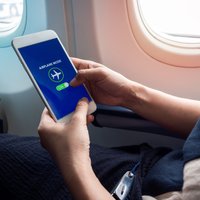 Спинка сиденья поднята, телефон выключен: зачем нужны правила безопасности авиакомпаний