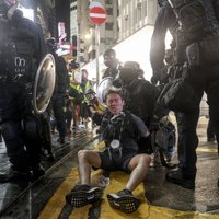 Foto: Honkongā pret protestētājiem laiž darbā asaru gāzi un ūdens lielgabalus