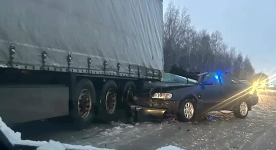 Latgalē "Audi" uz šosejas ietriecies stāvošā kravas automobilī