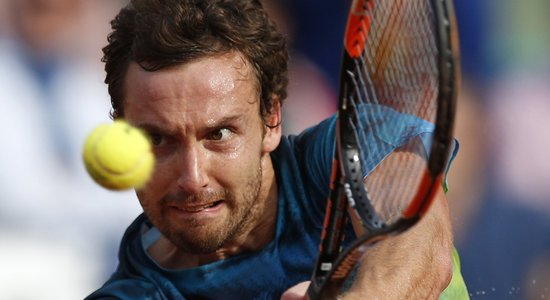 Gulbis pēc Tsongas traumas iekļūst 'French Open' astotdaļfinālā