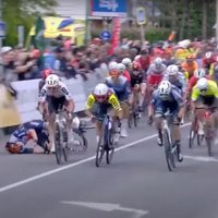 Video: Latvijas riteņbraucējs izraisa sadursmi sacensību finišā Ungārijā un saņem sodu