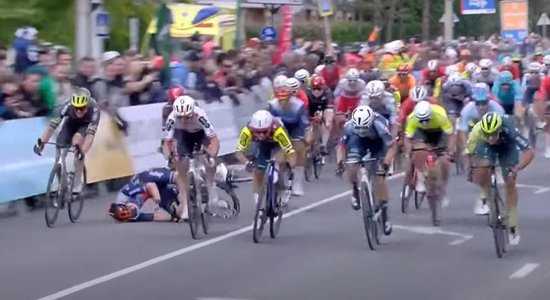 Video: Latvijas riteņbraucējs izraisa sadursmi sacensību finišā Ungārijā un saņem sodu