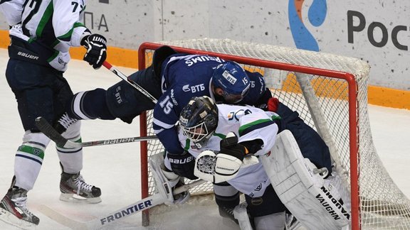 Dynamo М Martins Karsums, Yugra goalie Alexander Sharychenkov, Grigory Zheldakov