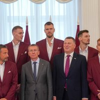 Foto: Latvijas basketbolisti saņem veiksmes vēlējumus no Valsts prezidenta