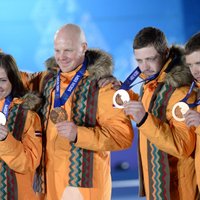Foto: Latvijas kamaniņu braucējiem pasniegtas Sočos izcīnītās olimpiskās medaļas