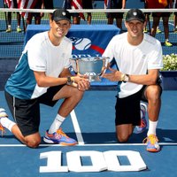 Dvīņubrāļi Braieni triumfē ASV atklātajā čempionātā, iegūstot simto titulu
