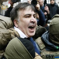 Video: Izvairoties no aizturēšanas, Saakašvili draud nolēkt no jumta