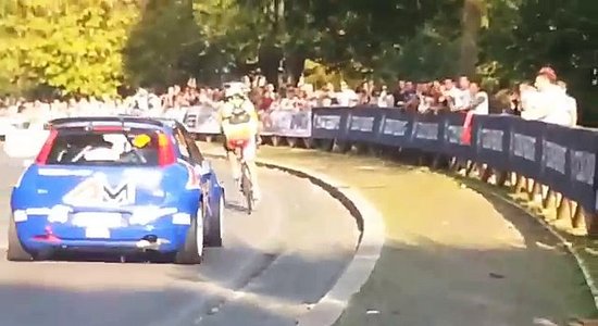 Video: vienaldzīgs velosipēdists iztraucē rallija sacīkstes Romā