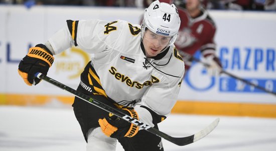 Latvijas hokejisti KHL spēlēs paliek bez rezultativitātes punktiem