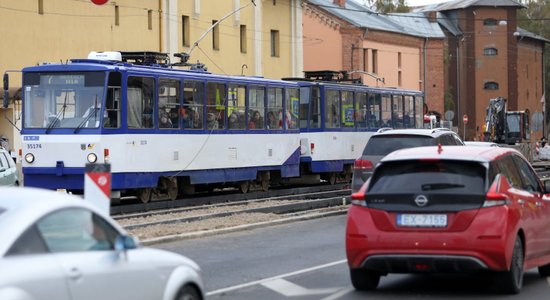 Jaunos ielu nosaukumus Rīgas sabiedriskā transporta pieturvietās sāks ieviest aprīlī