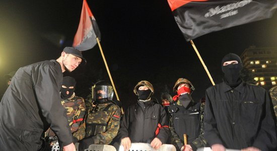 'Labējais sektors' turpinās protestu pie Ukrainas parlamenta ēkas