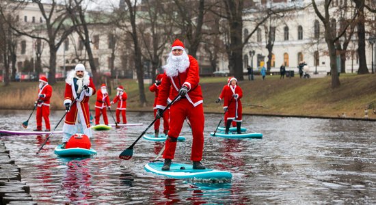 ФОТО. По Рижскому каналу проплыла флотилия Санта-Клаусов