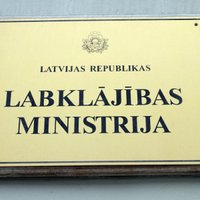 VK pārmet LM regulāru līgumu slēgšanu par pakalpojumiem, kas būtu jāveic pašiem ministrijas darbiniekiem