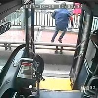 Ķīnā autobusa šoferis izglābj pašnāvnieci