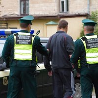 Lietuvā par nelegālo migrantu pārvadāšanu aizturēti divi Latvijas pilsoņi
