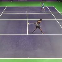 Video: Vācu tenisists ar sitienu aiz muguras gūst punktu