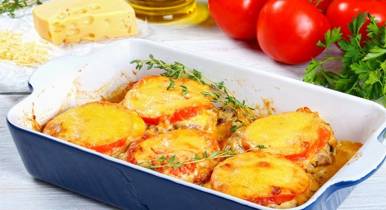 Карбонад, запеченный с грибами, сыром и помидорами