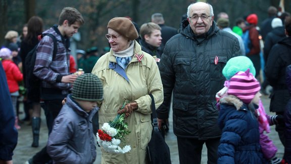 Brāļu kapos pie Mūžīgās uguns notiek ziedu nolikšanas ceremonija - 46