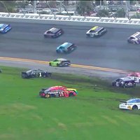 Video: 'Nascar' sezonas 14. aplī izceļas 16 mašīnu avārija