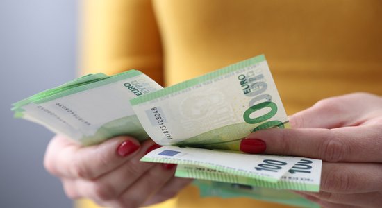 Minimālā alga Lietuvā nākamgad varētu pārsniegt 1000 eiro, norāda valsts finanšu ministre