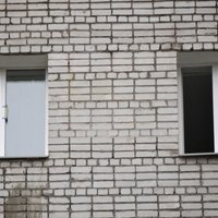Jelgavā jauns vīrietis izkrīt pa piektā stāva logu