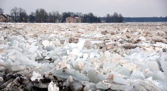 В Плявиньском водохранилище растет ледовый затор