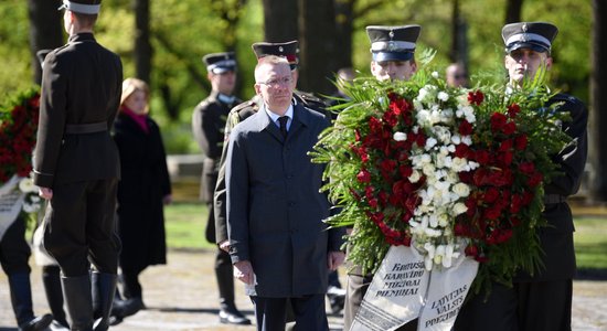 ФОТО. Президент, члены правительства и депутаты Сейма почтили память жертв Второй мировой войны