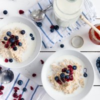 Septiņu spēcinošu putru receptes nesteidzīgām brīvdienu brokastīm