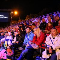 Foto: Jūrmalā cilvēkus priecē populārās džeza mūzikas koncerts 'AvanGardens'