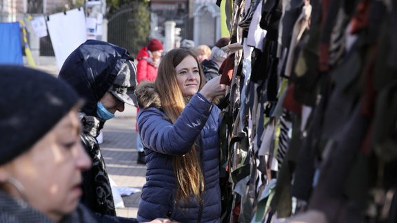 Maskēšanās tīklu pīšana Ukrainai - 18