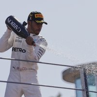 Hamiltons uzvar F-1 Itālijas 'Grand Prix' un kļūst par kopvērtējuma līderi