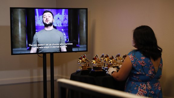 Ceremonijas darbiniece "Grammy" preses telpā.