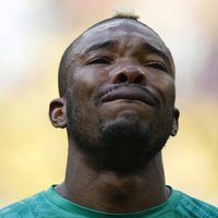 Kotdivuāras futbolists dažas stundas pēc tēva nāves izplūst asarās himnas laikā