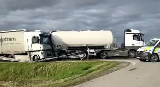 ВИДЕО. На шоссе Рига — Бауска столкнулись грузовики; есть пострадавший